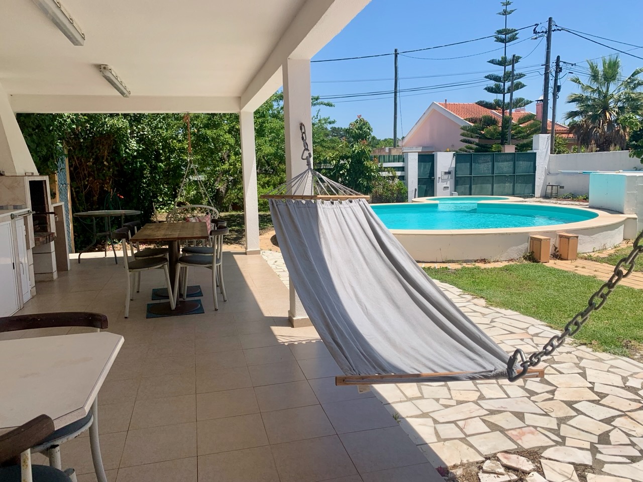 AroeiraMIR — Alpendre, jardim e piscina