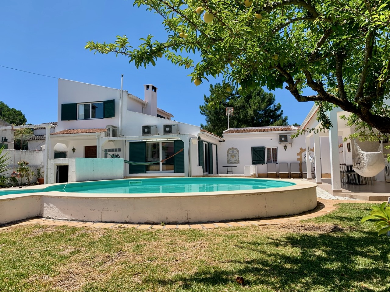 AroeiraMIR — Jardim, piscina e casa