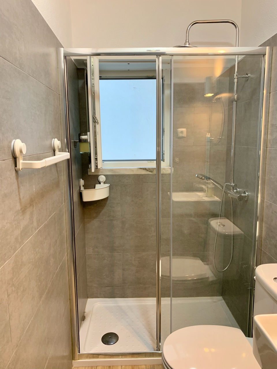 MIRazul — WC e duche com janela